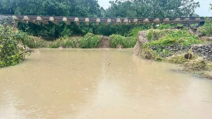 Railway section between Nha Trang and Cay Cay stations in Khanh Hoa Province severely damaged. (Photo: SGGP)