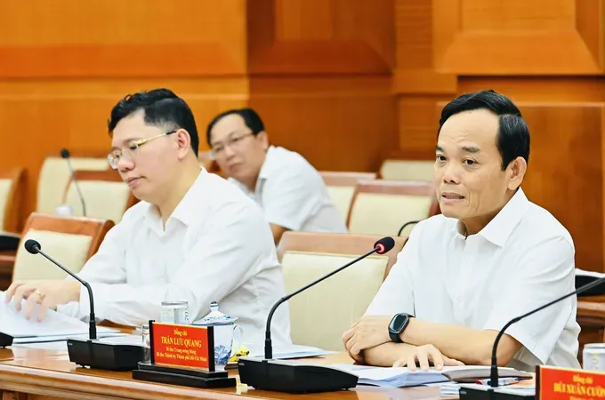 Secretary of the Ho Chi Minh City Party Committee, Tran Luu Quang chairs a meeting on the status and progress of key projects as well as the disbursement of public investment funds in the city for 2025 on December 8. (Photo: SGGP)