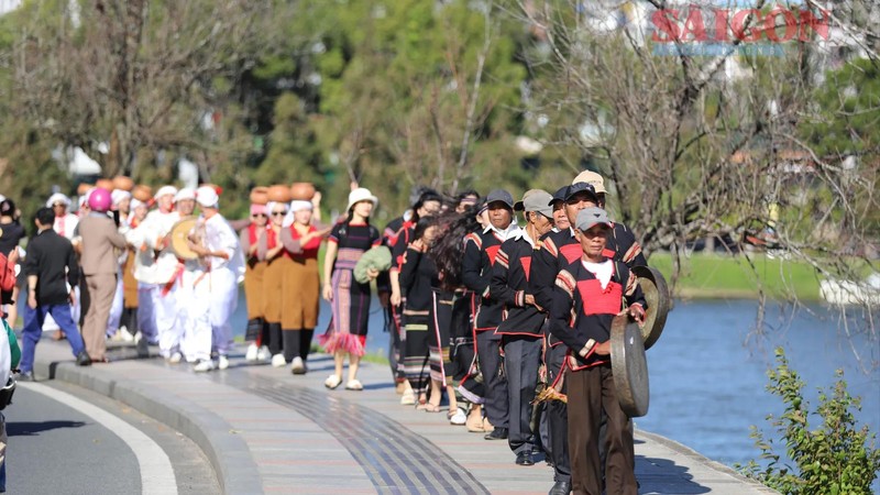 Gong artisan ensembles perform along Xuan Huong Lake. (Photo: SGGP)