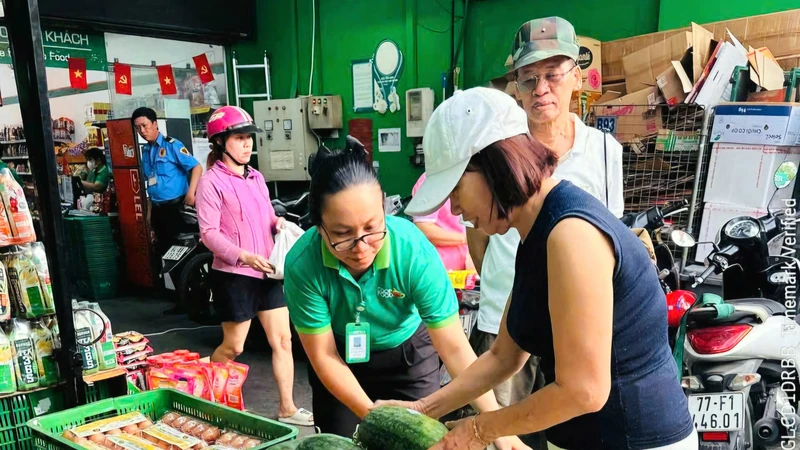 “Phiên chợ hạnh phúc” thu hút người dân mua sắm