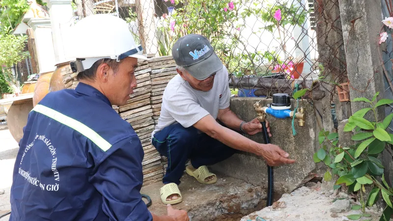 Đồng hồ nước được kéo đến nhà người dân ở huyện Cần Giờ, TPHCM