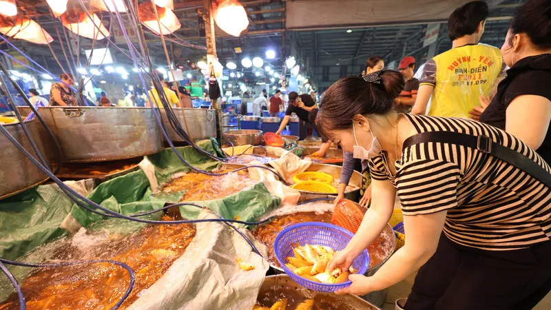 Một gian hàng hải sản tươi sống tại chợ đầu mối nông sản thực phẩm Bình Điền