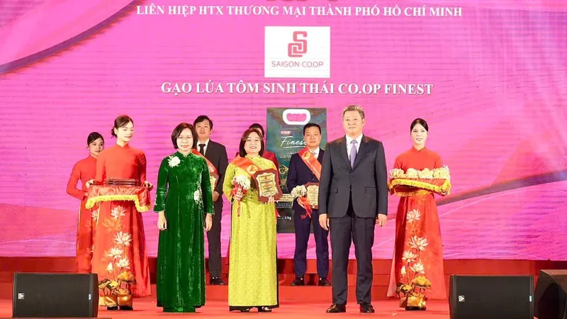 Saigon Co.op được vinh danh tốp 1 chương trình “Hàng Việt Nam được người tiêu dùng yêu thích” năm 2025 với sản phẩm gạo ST 25 lúa tôm sinh thái Co.op Finest