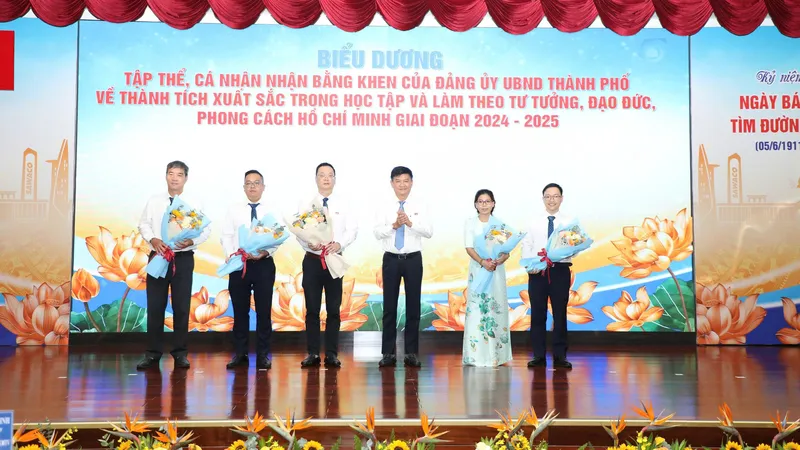 Tổng Giám đốc SAWACO Trần Quang Minh khen thưởng các tập thể, cá nhân nhận Giấy khen của Đảng ủy UBND TPHCM về thành tích xuất sắc trong học tập Bác, giai đoạn 2024 - 2025