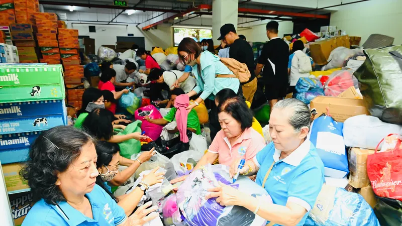 Millions of Vietnamese hearts turn toward Central region in solidarity