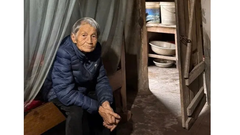 Người mẹ nghèo 93 tuổi chăm con khuyết tật bị bỏng nặng