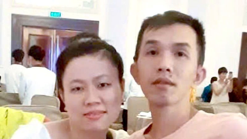 廖嵩华与妻子病前合照。曾有一个温馨家庭。