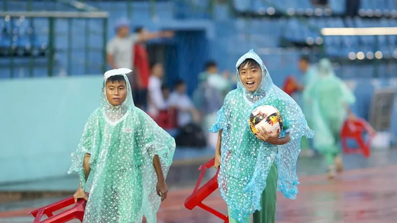 Những cậu bé nhặt bóng ở sân Gò Đậu. ảnh: DŨNG PHƯƠNG