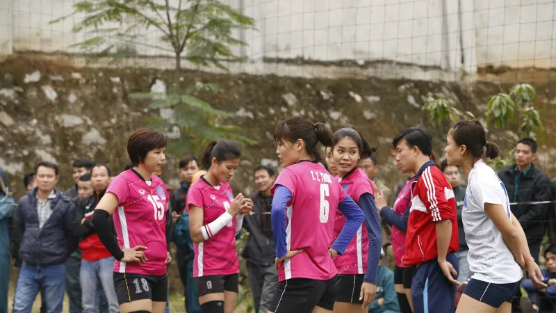 Bùi Thị Huệ (bìa trái) trở lại để "gánh team" Thái Bình.