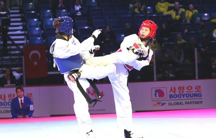 Nữ võ sĩ Hồ Thị Kim Ngân (phải) giành vé chính thức dự Olympic trẻ 2018.