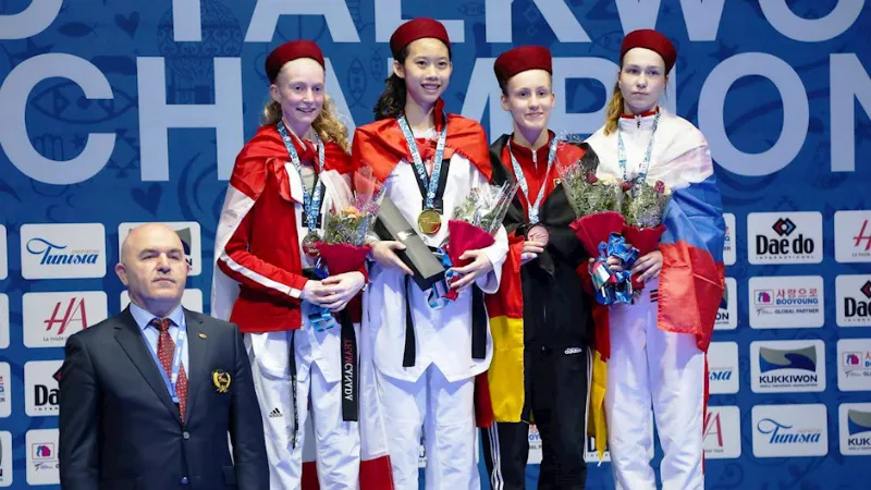 Nữ võ sĩ Hồ Thị Kim Ngân trên bục nhân HCV trẻ thế giới năm 2018.