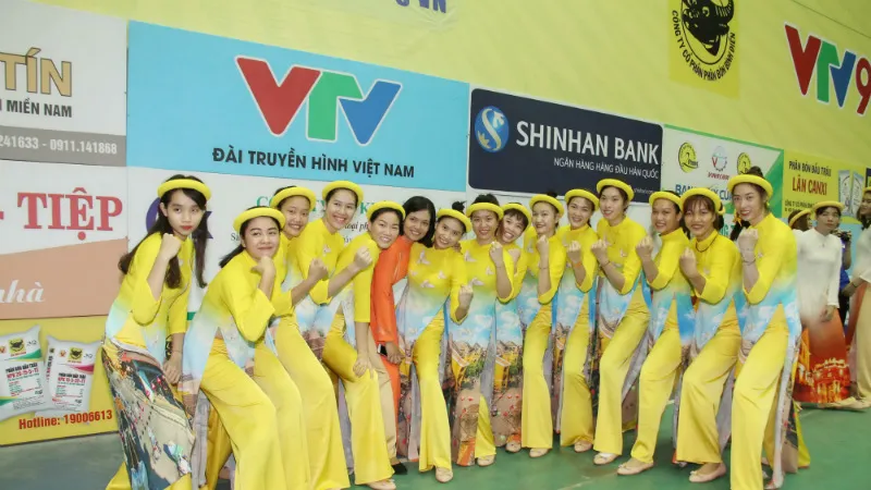 Các cô gái VTV Bình Điền Long An trong trang phục áo dài truyền thống.