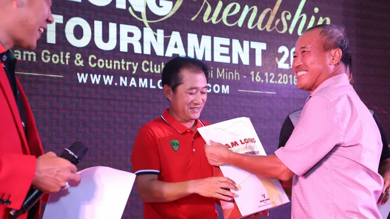 Ông Nguyễn Xuân Quang (phải) trao giải cho golf thủ.