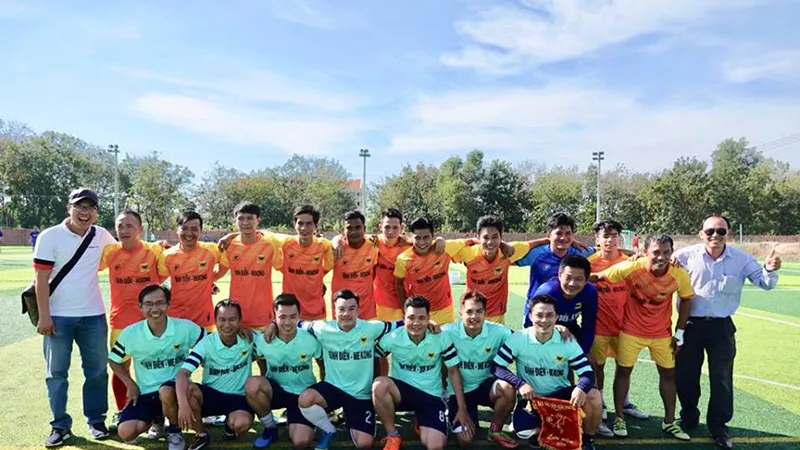 Đội bóng Báo Sài Gòn Giải Phóng chụp hình lưu niệm với đội Công ty CP Bình Điền Mekong. Ảnh: DŨNG PHƯƠNG