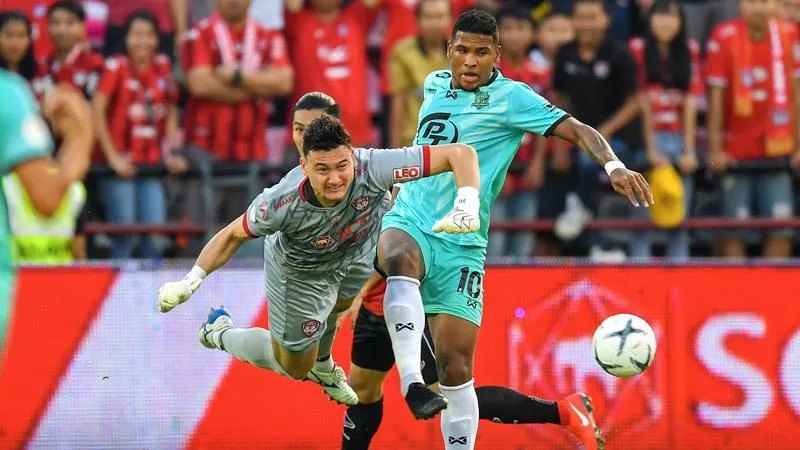 Thủ thành Đặng Văn Lâm thể hiện khá tốt ở trận ra quân cùng Muangthong United.