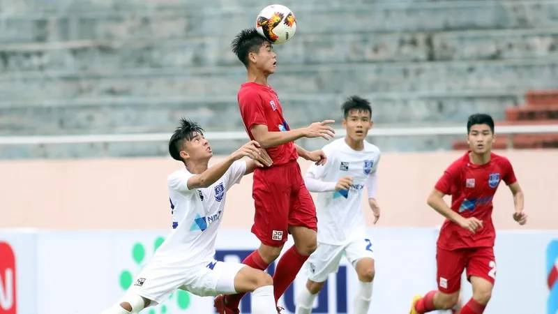 Viettel (áo đỏ) bất ngờ thắng cách biệt 3-0 trước HA.GL. Ảnh: Anh Khoa