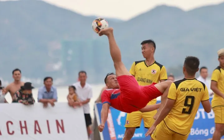 Cuộc so tài hấp dẫn giữa Khánh Hòa và Gia Việt Quảng Ninh. Ảnh: Anh Khoa