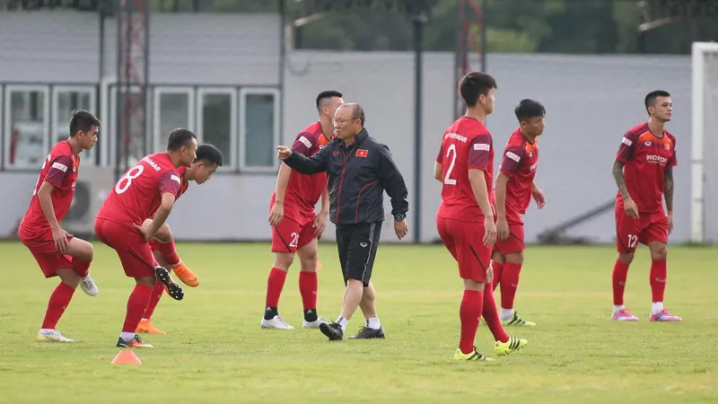 Thầy trò ông Park trên sân tập chiều 1-9. Ảnh: MINH HOÀNG 