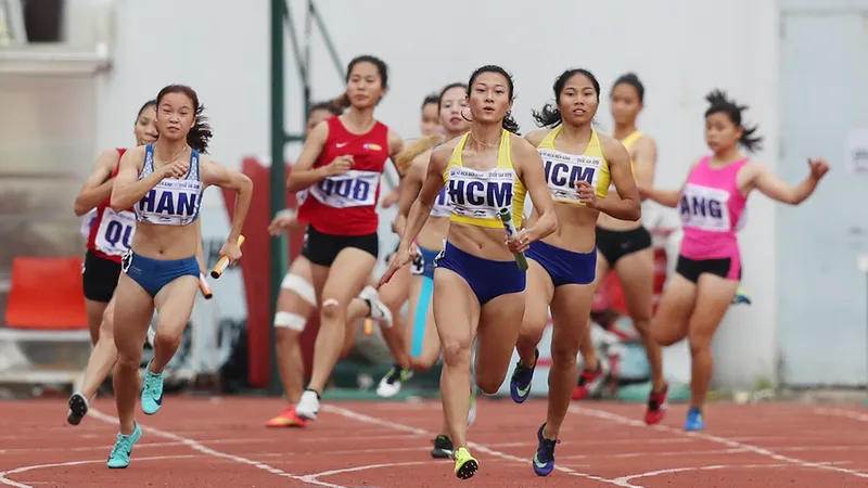 Lê Tú Chinh giúp tổ tiếp sức 4x100m nữ TPHCM đoạt HCV. Ảnh: DŨNG PHƯƠNG