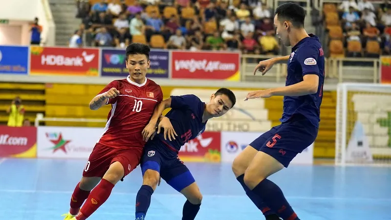 HLV Miguel nêu những hạn chế của các cầu thủ Việt Nam hiện nay. Ảnh: Anh Trần
