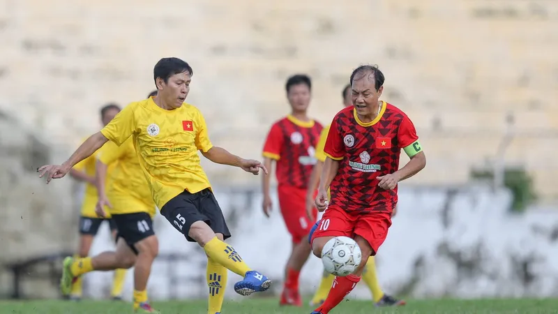 Nguyễn Cao Cường (phải), Vua phá lưới giải A1 toàn quốc 1984 của CLB Quân đội. Ảnh: Dũng Phương