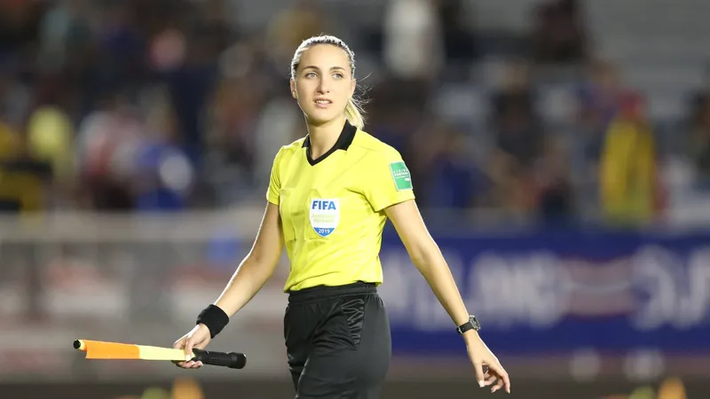 Nữ trợ lý trọng tài Joanna Kate Charaktis. 