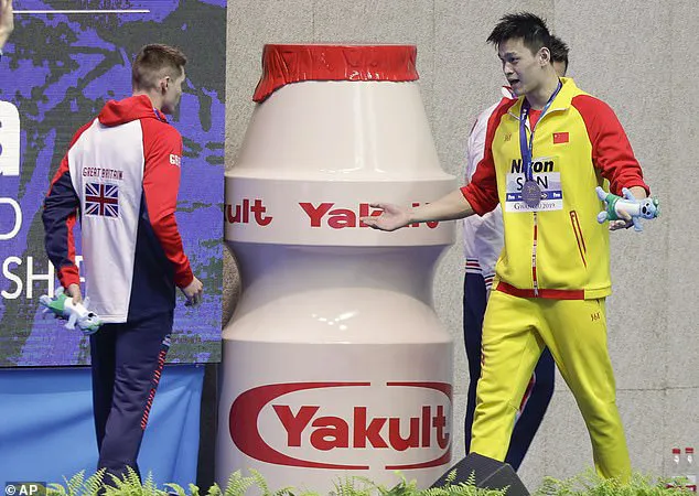 Sun Yang (phải) nhiều lần bị các đồng nghiệp từ chối đứng chung trên bục nhận huy chương.