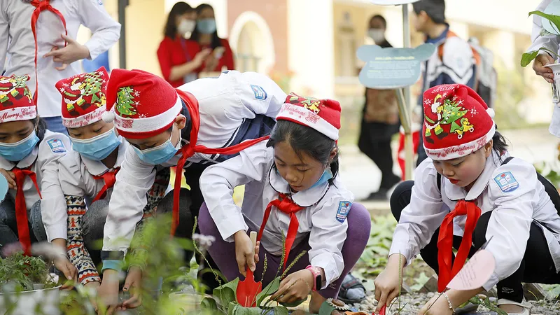 Các em học sinh trồng cây hưởng ứng Lễ hội. Ảnh: MINH HOÀNG