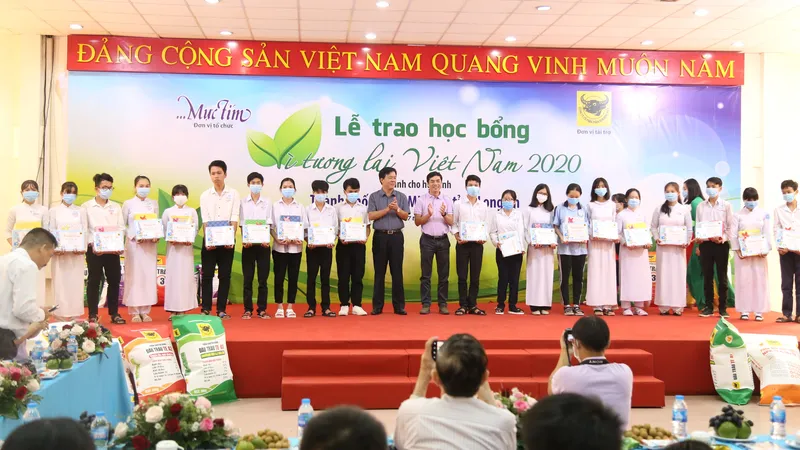 Trao học bổng Vì tương lai Việt Nam tại Nhà máy Phân bón Bình Điền.