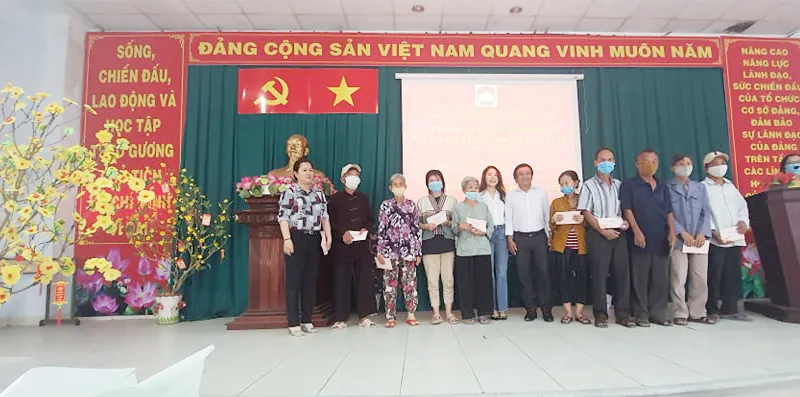 Những nhà tổ chức trao quà tại huyện Hóc Môn (TPHCM).