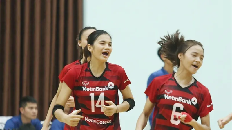 Vi Thị Như Quỳnh (trái) sẽ chính thức khoác áo Than Quảng Ninh sau khi hoàn tất thủ tục chuyển nhượng với CLB NHCT.