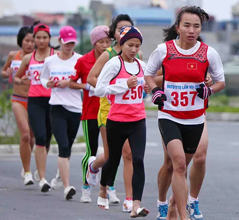 VĐV Phạm Thị Bình luôn thi đấu với đôi chân trần.