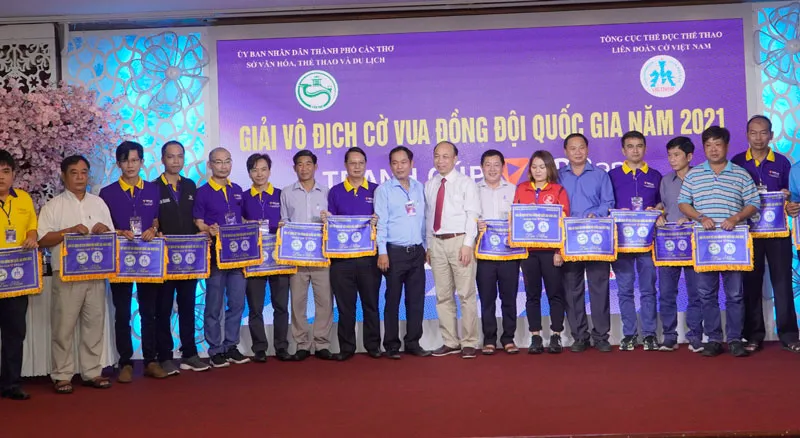 Ban tổ chức trao giải thưởng. Ảnh: M.C