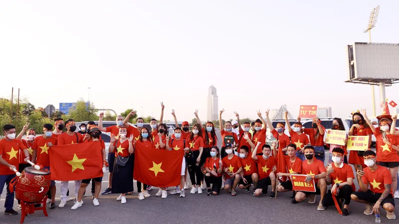 Rất động cổ động viên đã đến sân Zabeel để cổ vũ cho Đội tuyển Việt Nam chơi trận cuối cùng tại bảng G gặp UAE. Ảnh: KHƯƠNG DUY