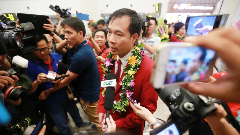 Truyền thông Việt Nam chào đón người hùng Hoàng Xuân Vinh trở về từ Olympic 2016. Tác giải: HẢI ĐĂNG