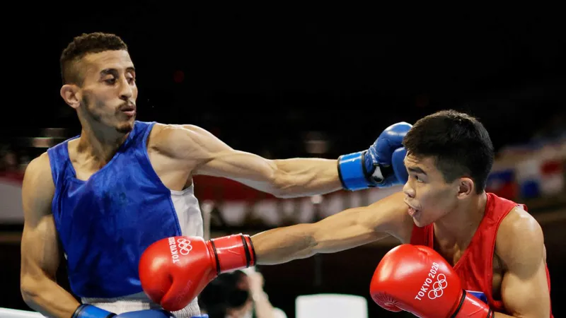 Võ sĩ Carlo Paalam (phải) của Philippines giành HCB môn quyền Anh tại Olympic Tokyo 2020.