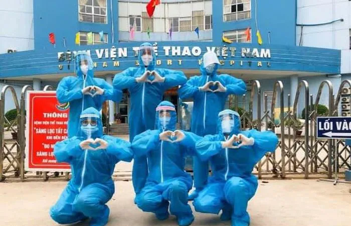 Các bác sĩ của Bệnh viện thể thao Việt Nam tham gia hỗ trợ tại Quận 8 (TPHCM).