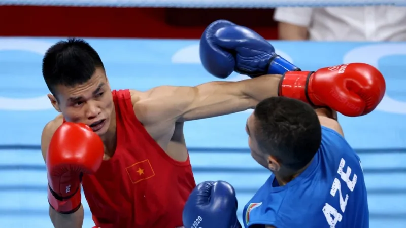 Võ sĩ Nguyễn Văn Đương (trái).