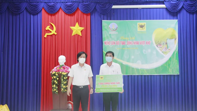 Ông Ngô Văn Đông - TGĐ Công ty CP Phân bón Bình Điền - trao tặng combo nông sản cho nông dân tại Long An.