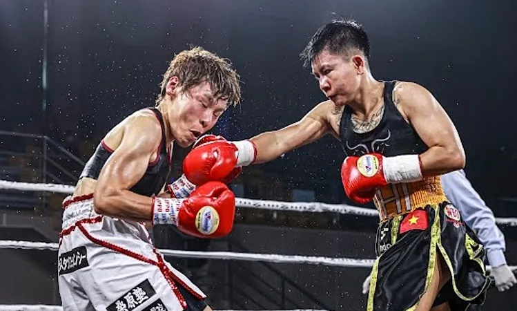Thu Nhi (phải) đánh bại Etsuko Tada để giành đai vô địch WBO hạng ruồi.