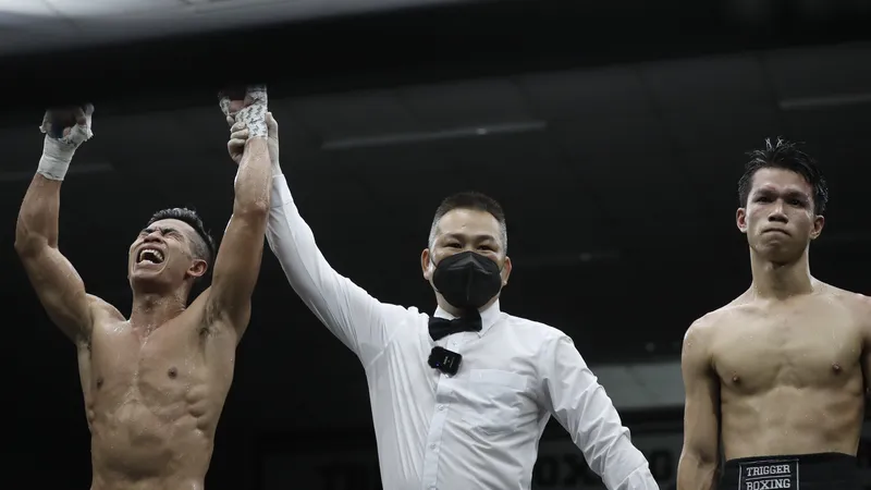 Võ sĩ Trần Văn Thảo (trái) đã thắng knock-out đối thủ đến từ Thái Lan. Ảnh: DŨNG PHƯƠNG