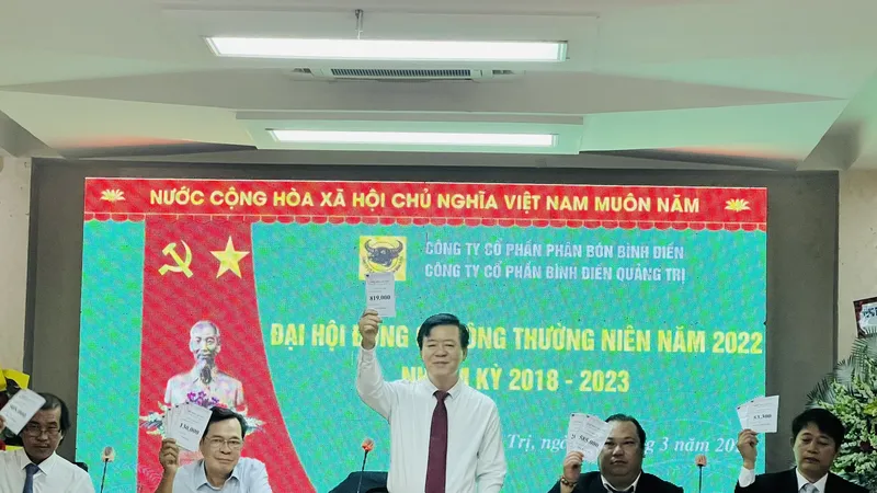 Ông Ngô Văn Đông - Tổng giám đốc Công ty CPPB Bình Điền, Chủ tịch HĐQT Bình Điền Quảng Trị - tham gia biểu quyết tại đại hội đồng cổ đông. Ảnh: PHÚC NGUYỄN