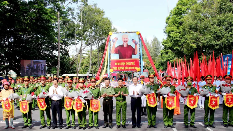 Trao cờ lưu niệm cho 8 đội dự thi. Ảnh: TÍN HUY