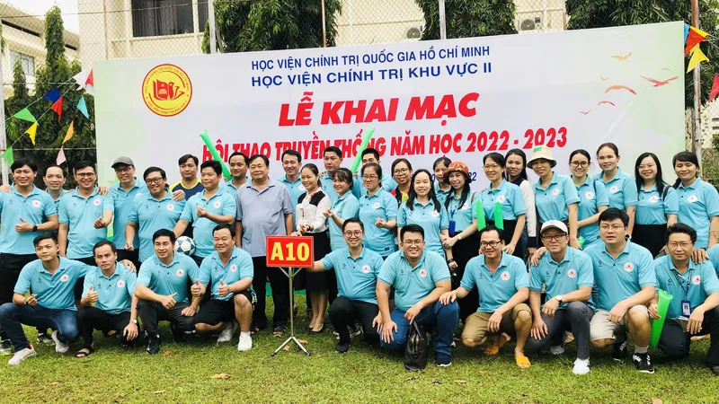 PGS.TS Nguyễn Quốc Dũng - Bí thư Đảng uỷ, Giám đốc Học viện Chính trị Khu vực II chụp hình lưu niệm cùng các học viên K73 tại Lễ khai mạc hội thao. Ảnh: VŨ TRANG