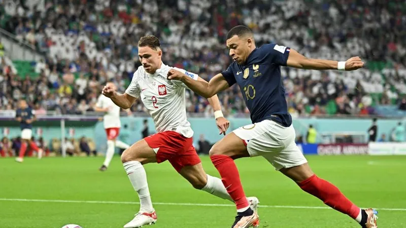 Mbappe (phải) là mối lo của Argentina.