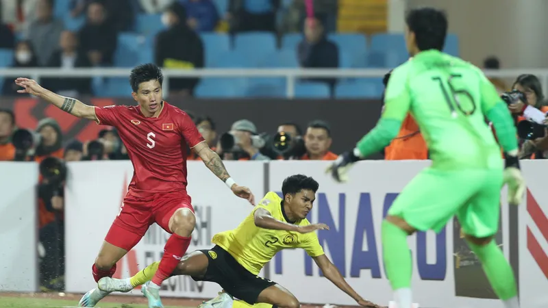 Tình huống Văn Hậu dùng cùi chỏ đánh vào mặt của hậu vệ Malaysia đang bị người hâm mộ phàn nàn