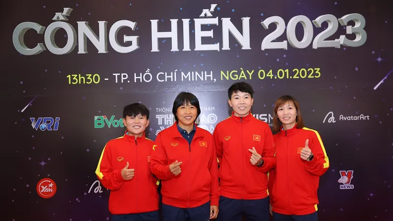 HLV Đoàn Thị Kim Chi cùng các học trò ở đội tuyển nữ Việt Nam tại buổi họp công bố Giải thưởng Cống hiến 2023