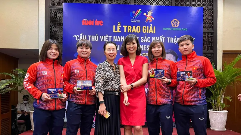Ngọc Châm và Thùy Trang tại 1 sự kiện trao thưởng cho các thành viên đội tuyển nữ Việt Nam ở TPHCM trong năm 2022. Ảnh: FBNV