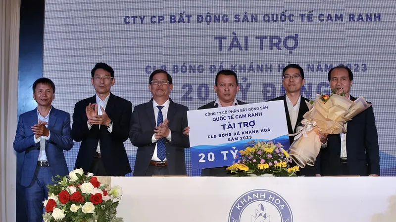 CLB Khánh Hòa nhận được sự đồng hành của nhiều nhà tài trợ. Ảnh: DŨNG PHƯƠNG
