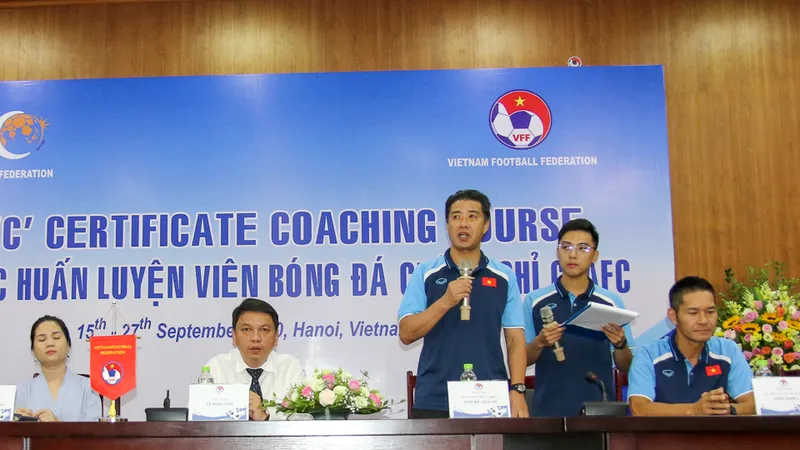 Chuyên gia Adachi trong một buổi giảng dạy tại lớp đào tạo HLV